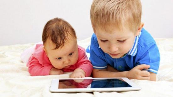 Cero pantallas hasta dos años y máximo 1 hora para niños entre 3 y 4 años, recomienda la OMS