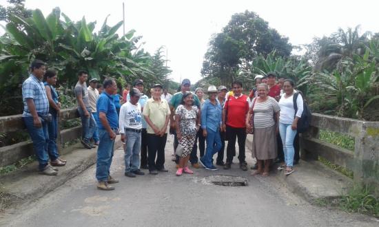Ciudadanos piden a las autoridades reconstruyan puente que conecta a 24 de Mayo y Paján