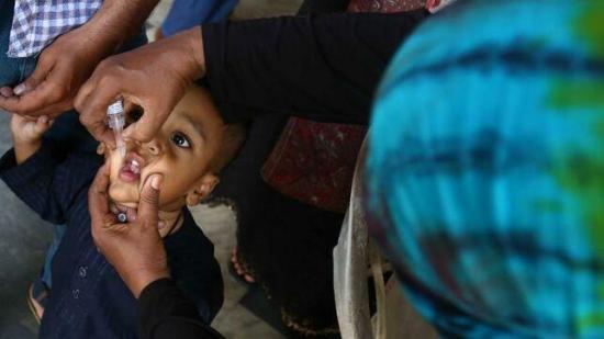 Asesinan a tiros a una vacunadora contra la polio en Pakistán
