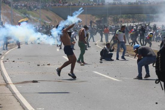 Al menos 69 heridos en protestas de Caracas tras intento de levantamiento