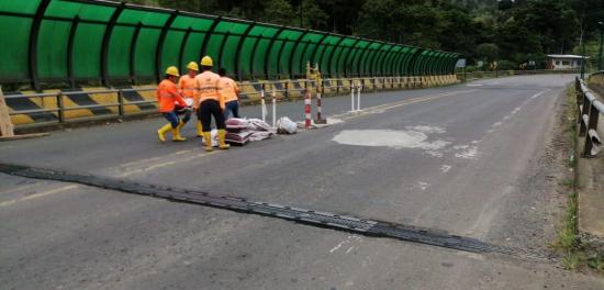 Hay quejas por daños  constantes en puente de la vía Quito-Chone