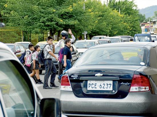 El caos vehicular se toma 9 planteles educativos en Portoviejo