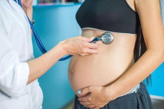 El aumento de peso durante el embarazo eleva riesgos metabólicos