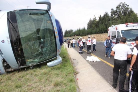 Un muerto y 16 heridos al volcarse autobús en intento de asalto en México