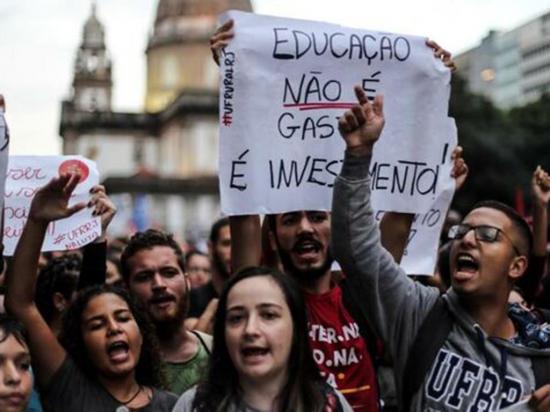 Decenas de estudiantes  encabezan protesta contra Jair Bolsonaro