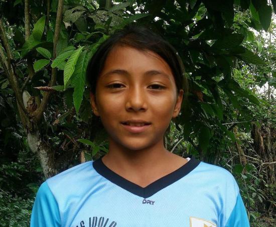 Niña ecuatoriana reclama título de futbolista profesional más joven del mundo