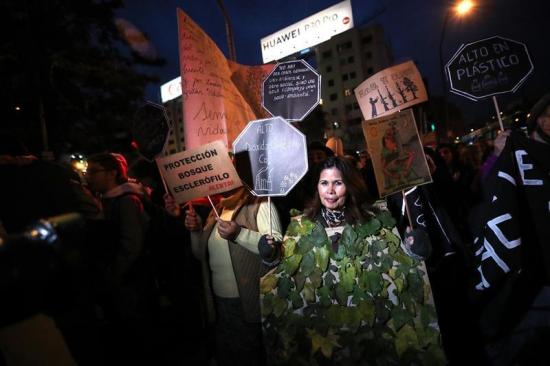 Cientos de personas marcharon en la capital chilena contra cambio climático