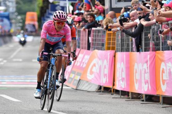 Richard Carapaz sigue de líder en el Giro de Italia tras la etapa 15