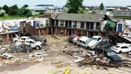 Al menos un muerto y diez heridos por tornados en Estados Unidos