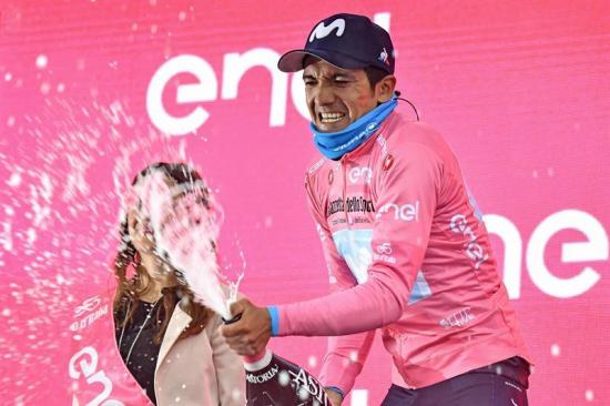 Richard Carapaz, más líder que nunca del Giro de Italia en su cumpleaños 26