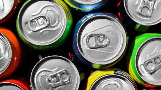 Advierten de los peligros del consumo de bebidas energéticas para la salud