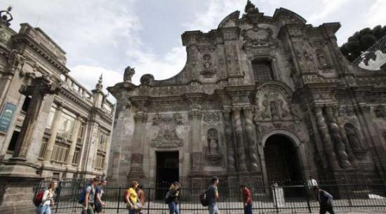 Turistas captan una nueva visión del Quito histórico gracias a los ciegos