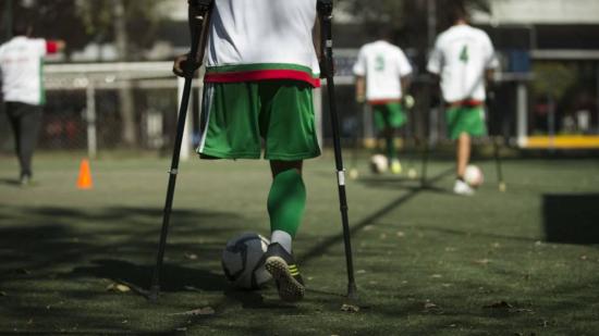 Fútbol con muletas, el deporte que inspira a un grupo de amputados de Panamá
