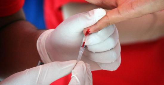 Fiscalía de Ecuador allana el Ministerio de Salud por pruebas de VIH vencidas