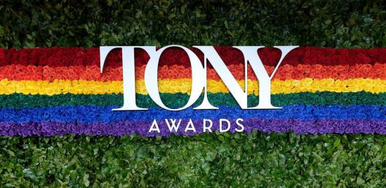 Una alfombra roja y también arcoíris para los premios Tony