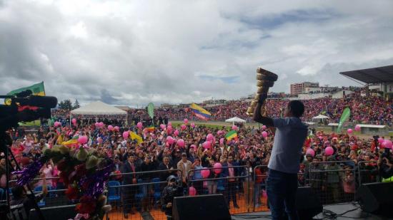 La lluvia no empaña llegada triunfal de Carapaz a su pueblo natal en Ecuador