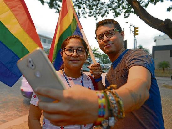 Ordenan registrar dos matrimonios igualitarios en Ecuador