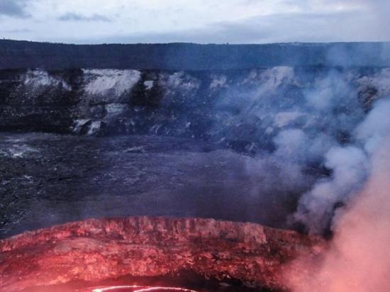 Hombre sobrevive  al caer al cráter  inactivo de un volcán