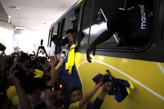 Arco de agua, aplausos y muestras de cariño para la Selección Sub20 de Ecuador a su llegada a Quito