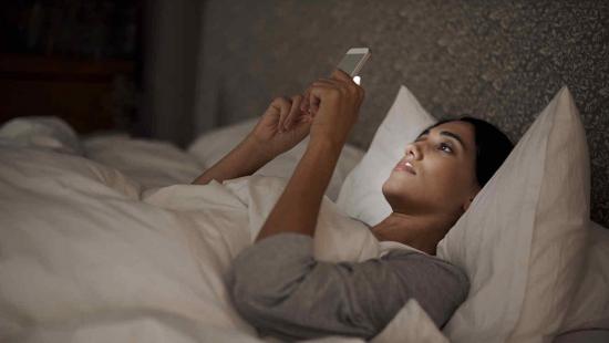 Alteraciones del sueño por uso de celulares pueden provocar aumento de peso