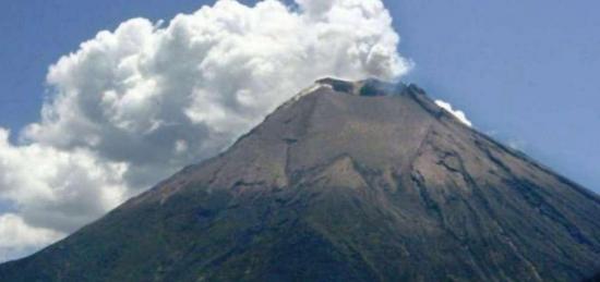 Advierten de posible caída 'mínima' de ceniza del volcán Reventador en Quito