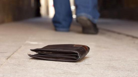La gente devuelve más billeteras ''perdidas'' cuando hay más dinero en ellas