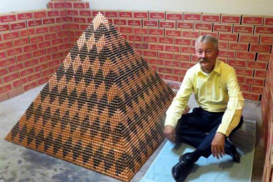 Un estadounidense busca romper récord con pirámide de un millón de centavos