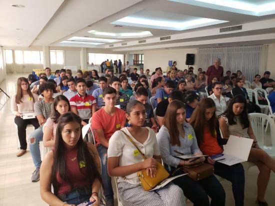 Jóvenes becarios asisten a reunión en el club Rotario Portoviejo