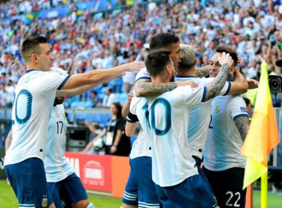 Argentina vence a Catar 2-0 y pasa a cuartos de final de la Copa América