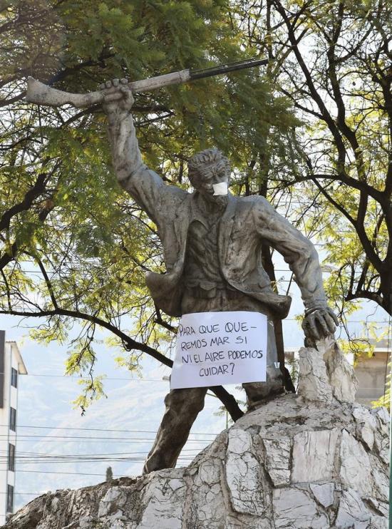 Las estatuas de una ciudad boliviana protestan por la contaminación del aire