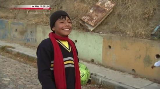Buscan a un niño boliviano que conmovió en las redes por su fútbol y valores