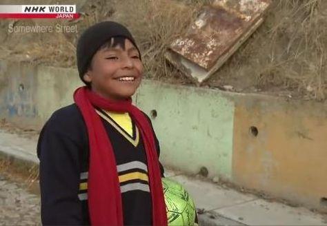 Niño que conmovió en redes sociales será imagen de un plan deportivo en Bolivia