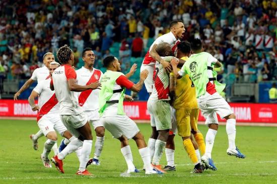 Perú gana tanda de penaltis y jugará semifinal contra Chile (4-5)