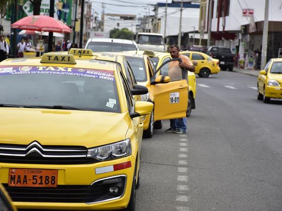 Taxistas acumulan facturas y no pueden cobrar compensación por aumento de gasolina
