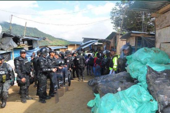 Seguridad de Ecuador toma ''ciudad de plástico'' para combatir el dorado minero