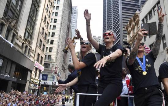 Un desfile de miles de neoyorquinos recibe a las campeonas del mundo