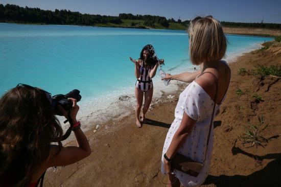 La oscura verdad detrás de las azules aguas de un lago de Siberia que triunfa en Instagram