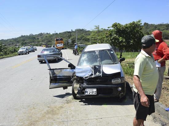 Humo causa choque de 4 vehículos en la vía Tosagua-Chone