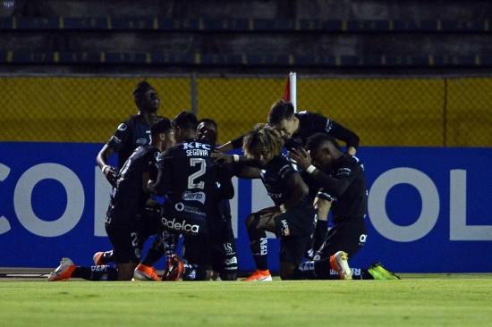 Independiente del Valle clasifica por primera vez a cuartos de final tras vencer a Caracas (2-0)