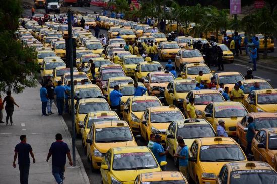 Taxistas se movilizaron en contra del gobierno ecuatoriano