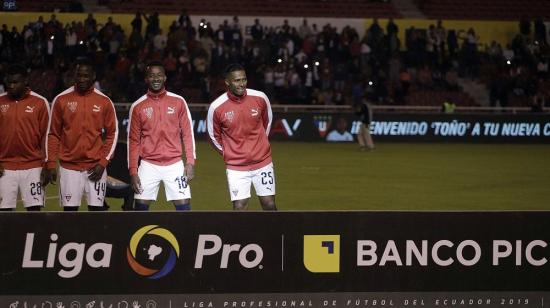 Unos 1.200 niños reciben a Antonio Valencia en la cancha de Liga de Quito