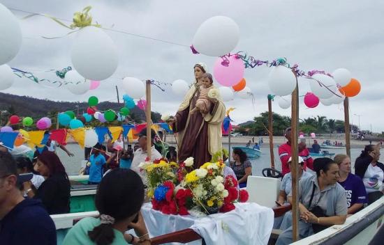 Realizan misa y procesión en el mar por la virgen del Carmen en San Vicente