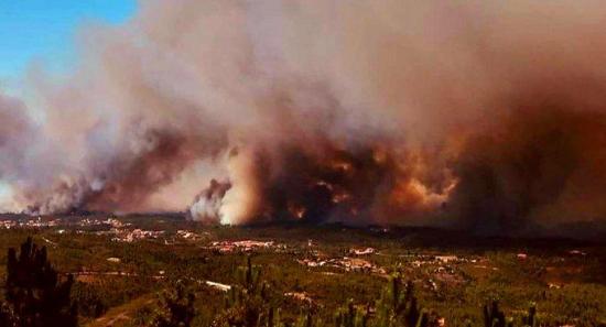 Dos incendios en el centro de Portugal movilizan a medio millar de bomberos
