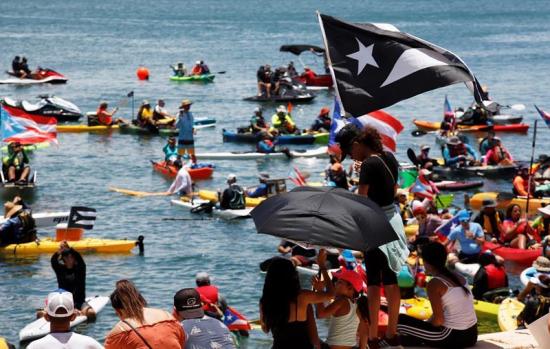 Exigen la renuncia del gobernador de Puerto Rico con una protesta acuática