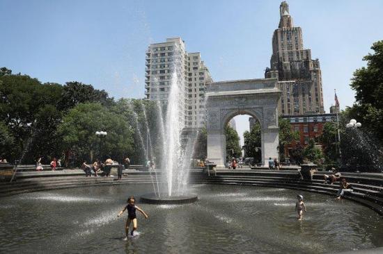 Neoyorquinos abarrotan piscinas y playas durante ola de calor