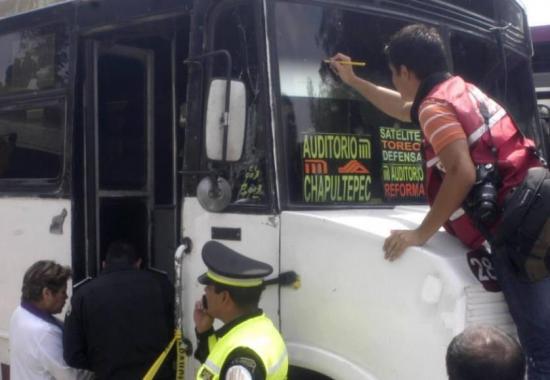 Mueren siete personas al volcar un autobús durante un robo en México