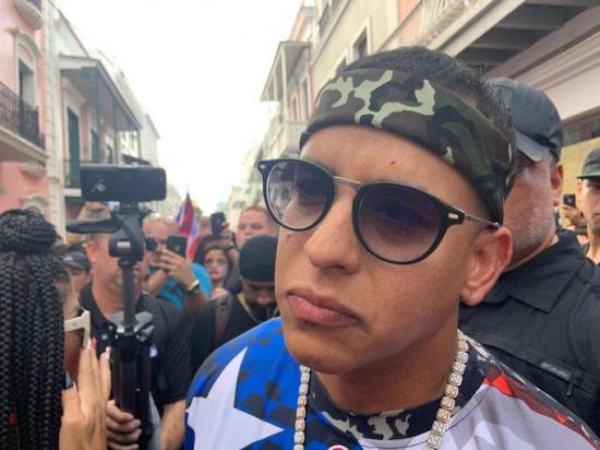 Daddy Yankee acude a protesta en San Juan para exigir renuncia del gobernador