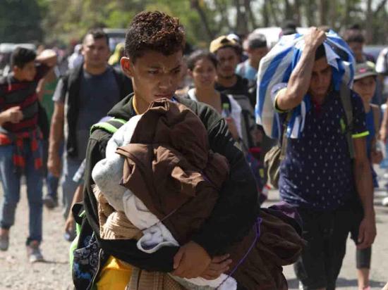 Cientos de migrantes hondureños están secuestrados en México, dice embajador