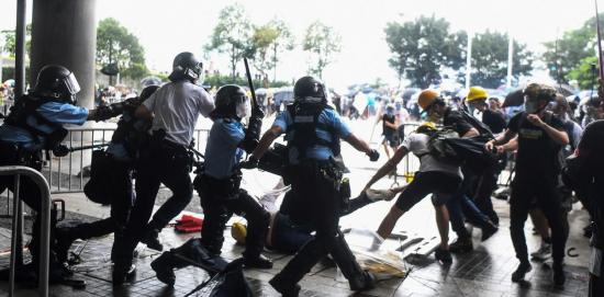 Nueva protesta en Hong Kong con disturbios y enfrentamientos con la Policía