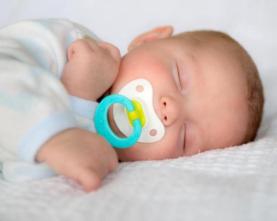 El uso del chupón en recién nacidos dificulta el agarre a la lactancia materna, dice experta